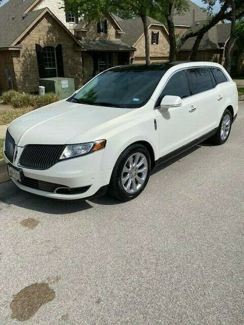 2013 Lincoln Mkt  Like New. Low Miles. Luxury Cream Color. New Michelin Tires. 3rd Row Bucket Seat